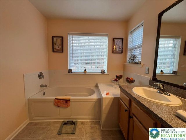 214 Kensington Drive, Lehman Twp, PA 18324