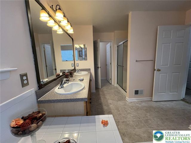 214 Kensington Drive, Lehman Twp, PA 18324