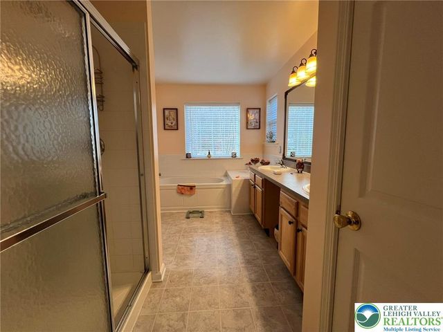 214 Kensington Drive, Lehman Twp, PA 18324