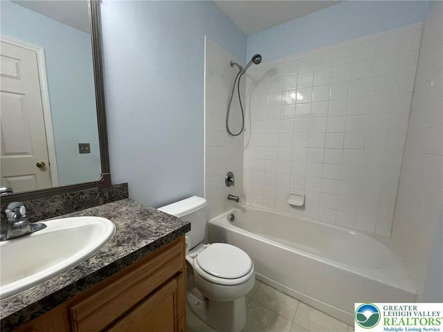 214 Kensington Drive, Lehman Twp, PA 18324