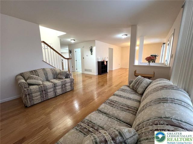 214 Kensington Drive, Lehman Twp, PA 18324