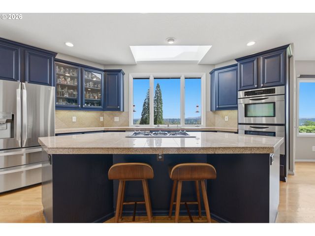 1520 EASTVIEW Ct, Lake Oswego, OR 97034