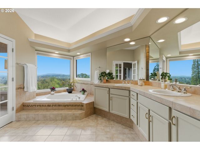 1520 EASTVIEW Ct, Lake Oswego, OR 97034