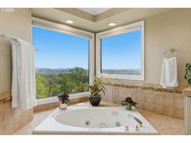 1520 EASTVIEW Ct, Lake Oswego, OR 97034