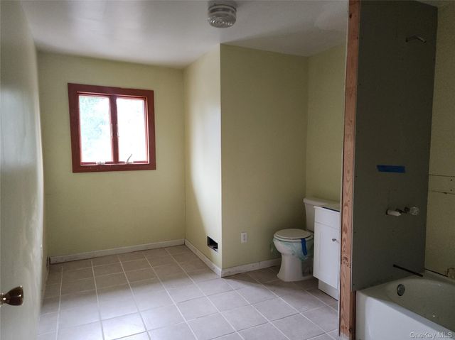 624 Montauk Highway, West Islip, NY 11795