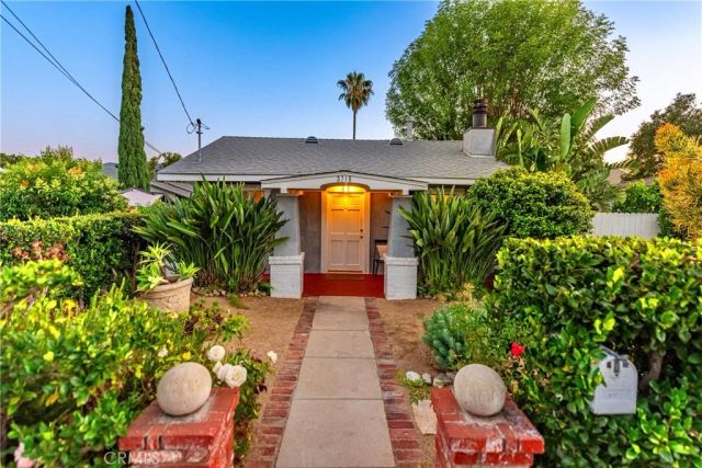 3718 2nd, La Crescenta, CA 91214