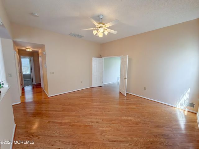 18 Eaton Court, Jackson, NJ 08527