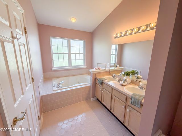 18 Eaton Court, Jackson, NJ 08527