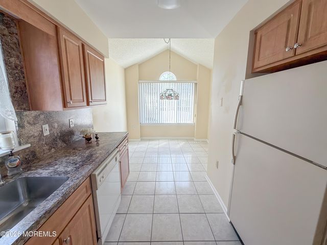 18 Eaton Court, Jackson, NJ 08527