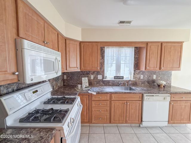 18 Eaton Court, Jackson, NJ 08527