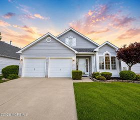 18 Eaton Court, Jackson, NJ 08527