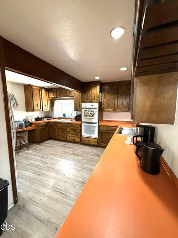 51250 Parker Road, La Pine, OR 97739