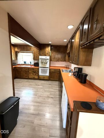 51250 Parker Road, La Pine, OR 97739