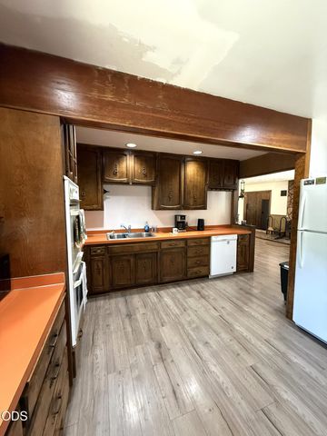 51250 Parker Road, La Pine, OR 97739
