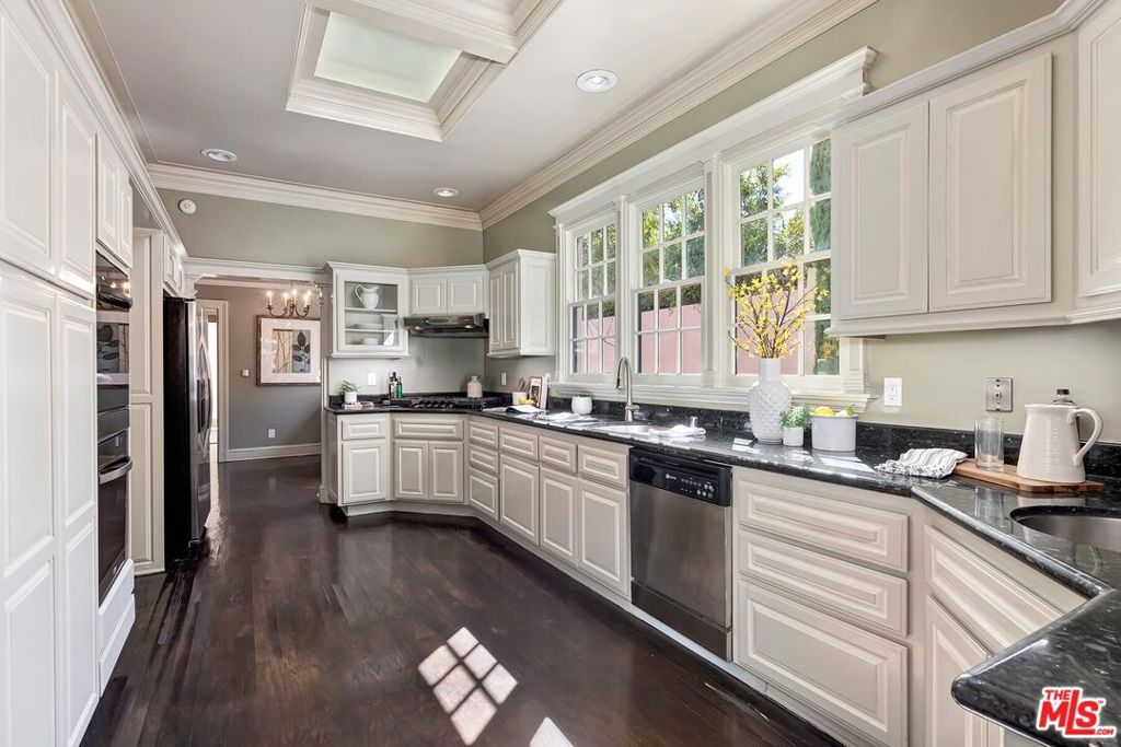 Image 11 of property listing at 803 N Rexford Drive, Beverly Hills, CA 90210