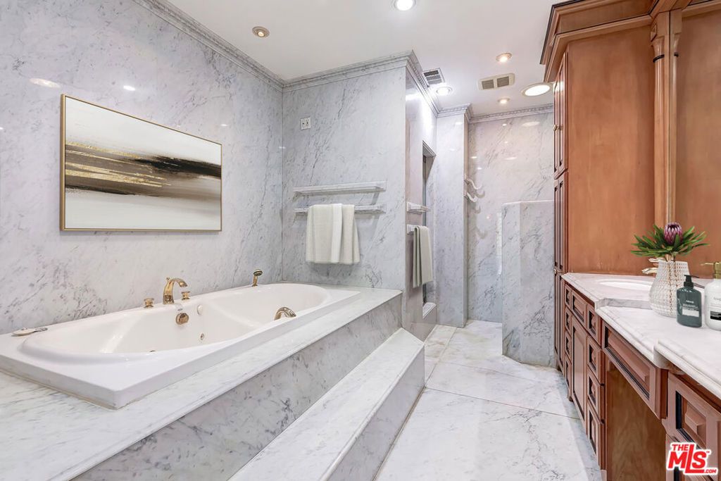 Image 16 of property listing at 803 N Rexford Drive, Beverly Hills, CA 90210