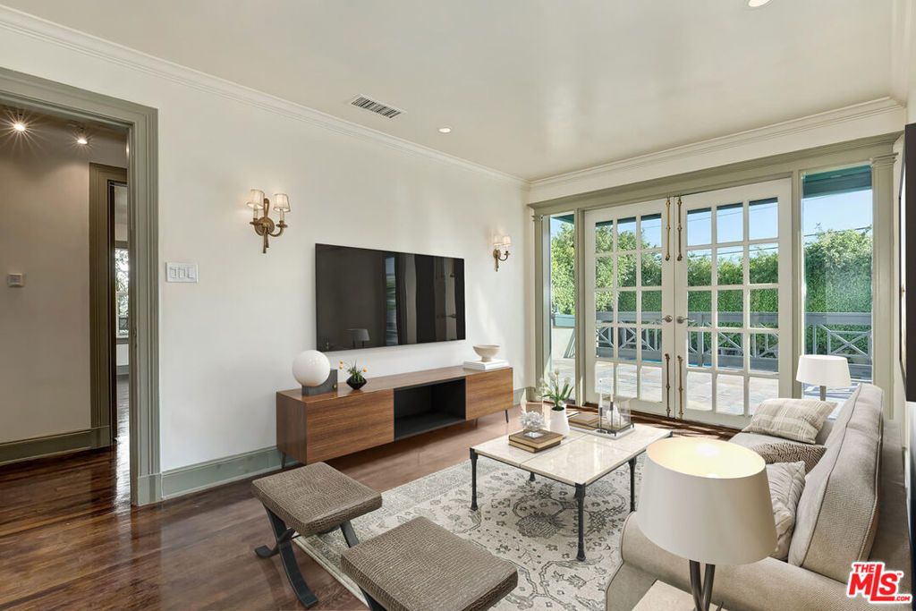 Image 17 of property listing at 803 N Rexford Drive, Beverly Hills, CA 90210