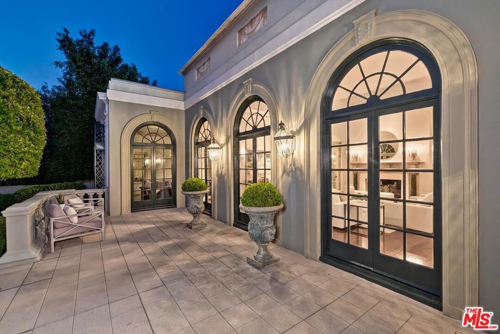 Image 3 of property listing at 803 N Rexford Drive, Beverly Hills, CA 90210