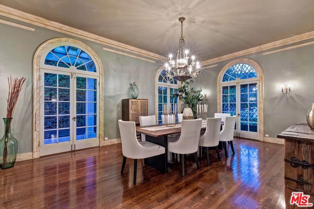 Image 7 of property listing at 803 N Rexford Drive, Beverly Hills, CA 90210