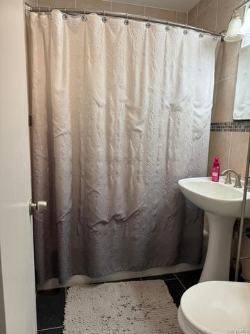 510 Dubois Ave 3 C, North Valley Stream, NY 11581