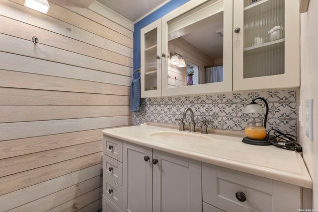 346 RAINBOW DR, Lakehills, TX 78063