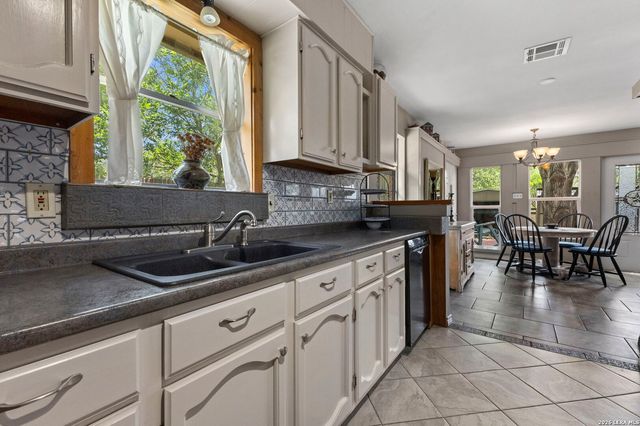 346 RAINBOW DR, Lakehills, TX 78063
