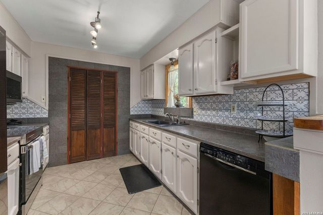 346 RAINBOW DR, Lakehills, TX 78063