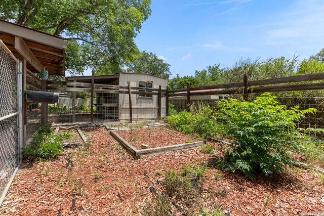 346 RAINBOW DR, Lakehills, TX 78063
