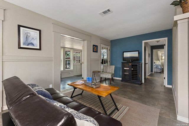 346 RAINBOW DR, Lakehills, TX 78063
