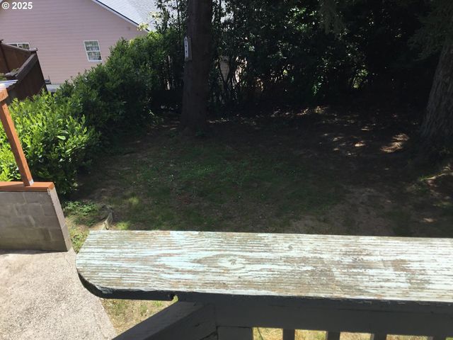 2517 LIBERTY St, North Bend, OR 97459