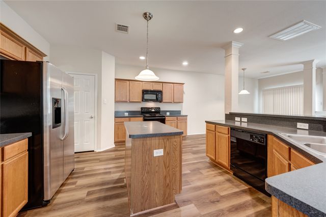 1415 Ravenwood Drive, Mansfield, TX 76063