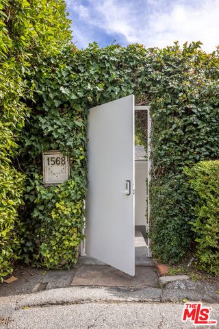 1568 Viewsite Drive, Los Angeles, CA 90069