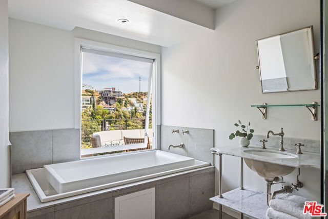 1568 Viewsite Drive, Los Angeles, CA 90069