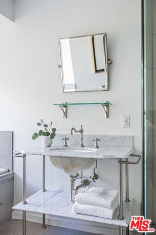 1568 Viewsite Drive, Los Angeles, CA 90069