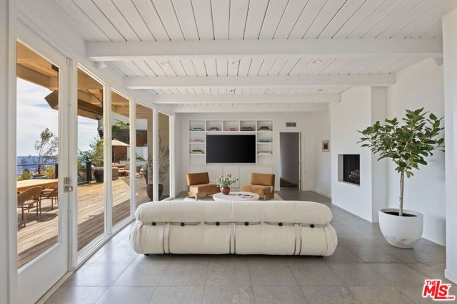 1568 Viewsite Drive, Los Angeles, CA 90069