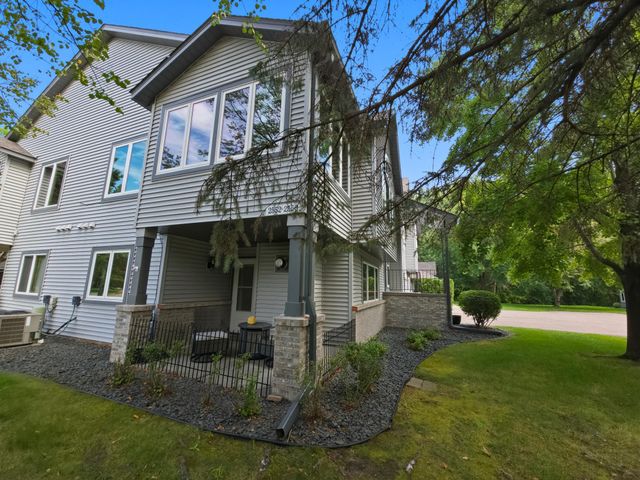 2552 Manitou Lane, White Bear Lake, MN 55110