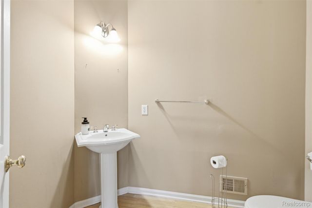 5139 Birkdale Drive, Commerce Charter Township, MI 48382