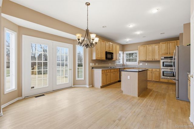 5139 Birkdale Drive, Commerce Charter Township, MI 48382