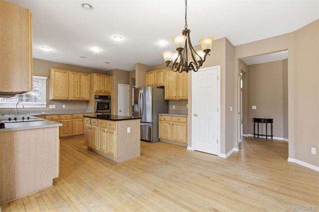 5139 Birkdale Drive, Commerce Charter Township, MI 48382
