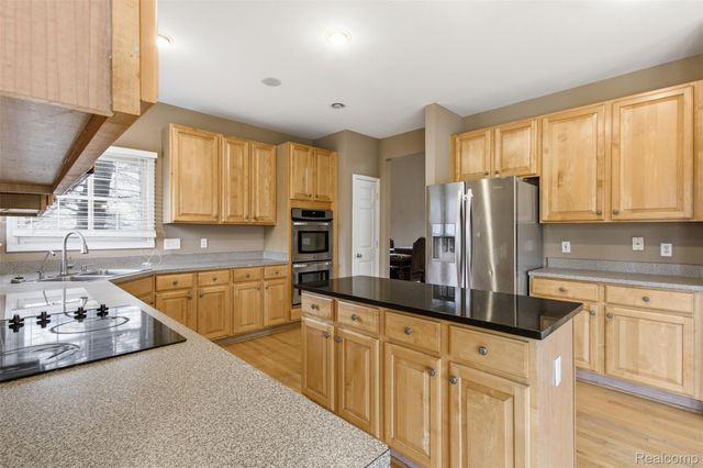 5139 Birkdale Drive, Commerce Charter Township, MI 48382