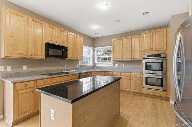 5139 Birkdale Drive, Commerce Charter Township, MI 48382