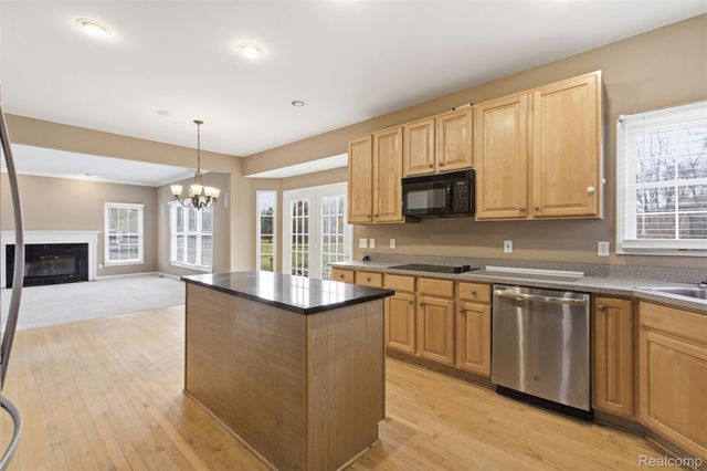 5139 Birkdale Drive, Commerce Charter Township, MI 48382