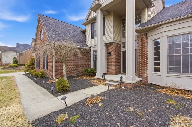 5139 Birkdale Drive, Commerce Charter Township, MI 48382