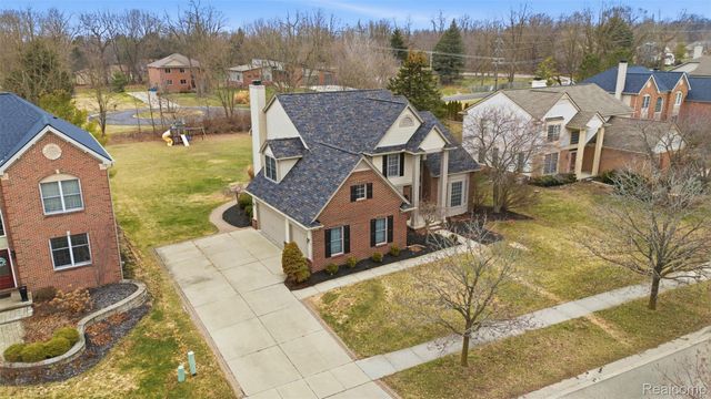 5139 Birkdale Drive, Commerce Charter Township, MI 48382
