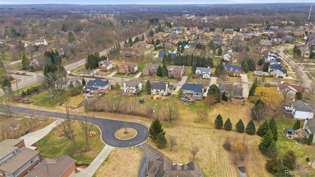 5139 Birkdale Drive, Commerce Charter Township, MI 48382