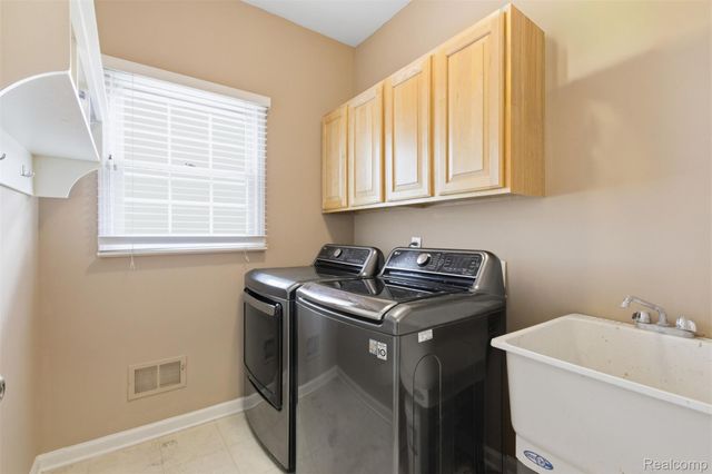5139 Birkdale Drive, Commerce Charter Township, MI 48382