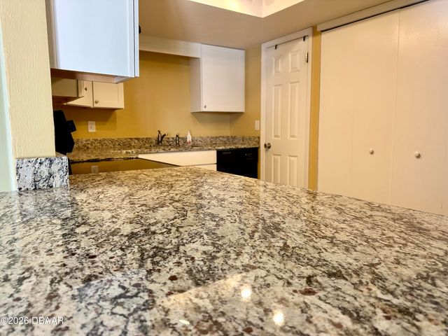 420 Banana Cay Dr Apt B, South Daytona, FL 32119