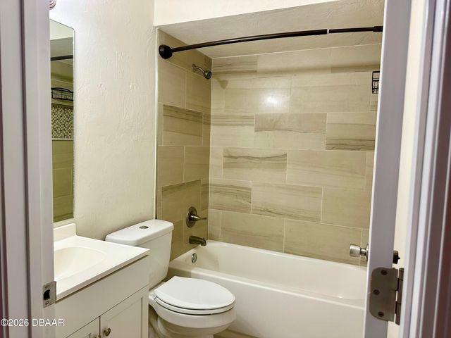 420 Banana Cay Dr Apt B, South Daytona, FL 32119