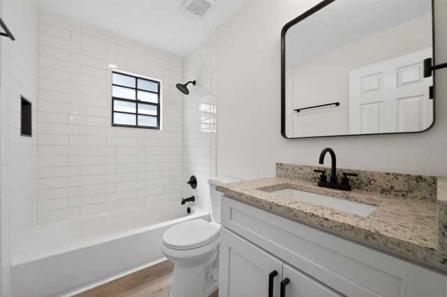 637 W LAKESHORE DRIVE, Clermont, FL 34711