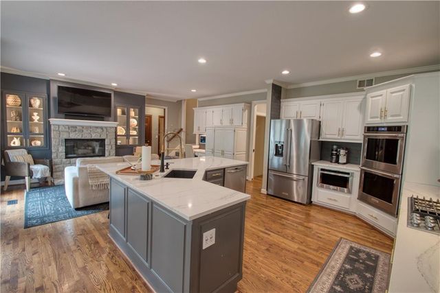 8512 W 139th Street, Overland Park, KS 66223
